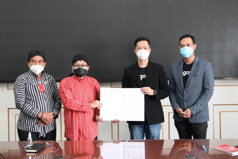 Pemerintah Kota (Pemkot) Malang melakukan penandatangan kerja sama dengan GoJek dan GoPay di Balai Kota Malang, Kamis (4/1). 