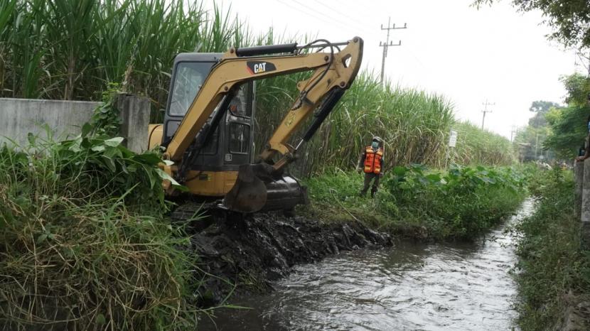 Pemerintah Kota (Pemkot) Malang melakukan pengerukan sedimen dan sampah di saluran koridor Jalan Mayjen Sungkono, Senin (18/7/2022). 