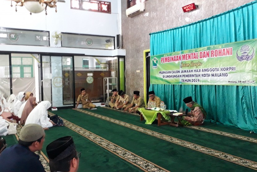 Pemerintah Kota (Pemkot) Malang melepas 62 calon haji (calhaj) anggota Korpri di Masjid Baiturrohim, Balai Kota Malang.