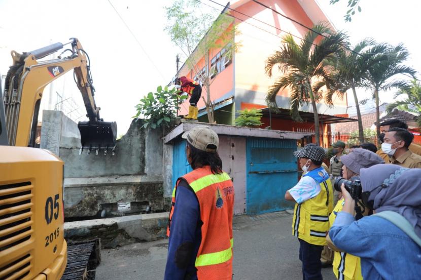 Pemerintah Kota (Pemkot) Malang mengadakan kegiatan pengerukan sedimen di saluran sekitar Jalan Raya Langsep, Selasa (6/9/2022). Pada kesempatan tersebut, juga dilaksanakan pembongkaran konstruksi liar di lokasi. 