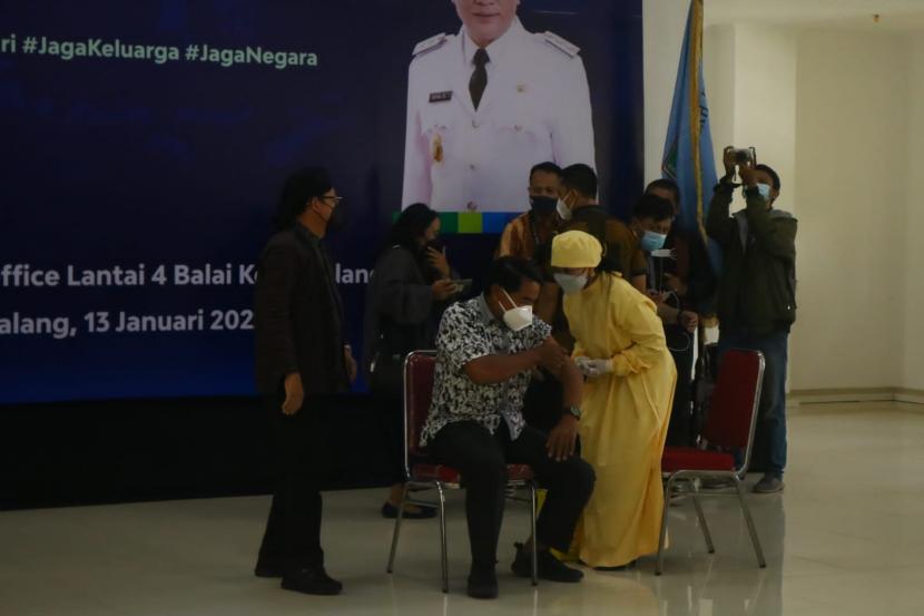 Pemerintah Kota (Pemkot) Malang mengadakan kick off vaksinasi booster di Kota Malang, Kamis (13/1). 