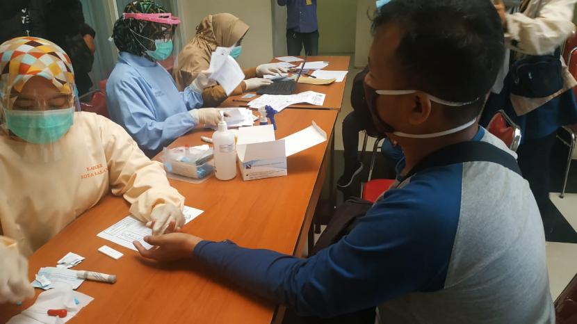 Pemerintah Kota (Pemkot) Malang mengadakan uji cepat (//Rapid Test//) untuk awak media di Laboratorium Kesehatan Daerah (Labkesda), Dinas Kesehatan (Dinkes) Kota Malang, Selasa (28/7).