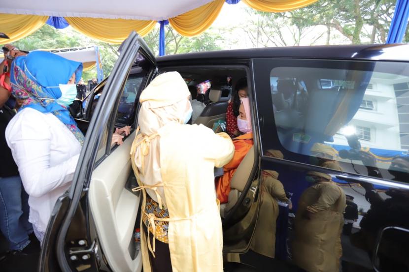 Pemerintah Kota (Pemkot) Malang mengadakan vaksinasi drive thru untuk lansia di Tareko, Kota Malang, Kamis (1/4). 