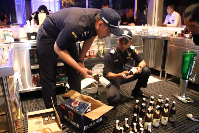 Pemerintah mengamankan puluhan minuman beralkohol (minol) yang tak berizin. 