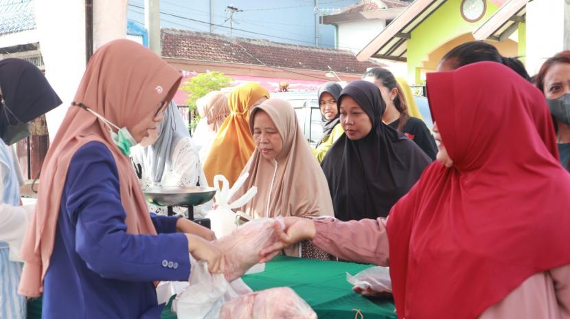 Pemerintah Kota (Pemkot) Malang menggelar operasi pasar di Kelurahan Polehan, Kecamatan Blimbing, Kota Malang, Jumat (23/9/2022). Kegiatan ini bertujuan untuk mengendalikan inflasi di Kota Malang. 
