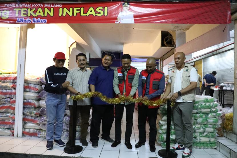 Pemerintah Kota (Pemkot) Malang menghadirkan Warung Tekan Inflasi Mbois Ilakes di sejumlah pasar di Kota Malang. 