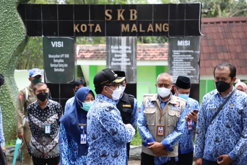 Pemerintah Kota (Pemkot) Malang meninjau fasilitas Isolasi Terpusat (Isoter) di Sanggar Kegiatan Belajar (SKB), Kota Malang, Kamis (17/2/2022).