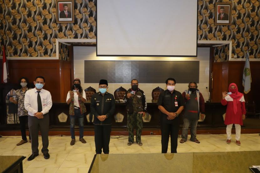 Pemerintah Kota (Pemkot) Malang telah menyerahkan secara simbolis kartu bantuan sosial dan bantuan Korpri di Balai Kota Malang, Rabu (29/4). 