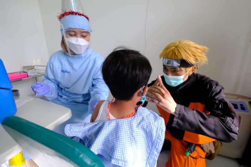 Pemerintah Kota (Pemkot) Solo mulai melaksanakan vaksinasi Covid-19 untuk anak TK berusia 6 tahun di Puskesmas Pembantu Makam Cilik UPTD Puskesmas Jayengan pada Rabu (29/12). 