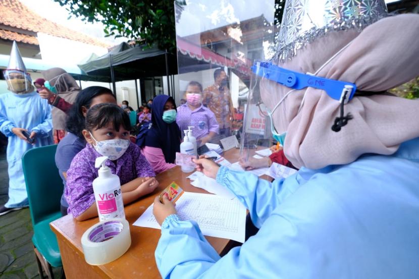 Pemerintah Kota (Pemkot) Solo mulai melaksanakan vaksinasi Covid-19 untuk anak TK berusia 6 tahun di Puskesmas Pembantu Makam Cilik UPTD Puskesmas Jayengan pada Rabu (29/12). 