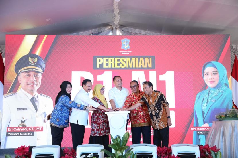 Pemerintah Kota (Pemkot) Surabaya meluncurkan program integrasi layanan primer (ILP) kesehatan melalui inovasi 1 RW 1 tenaga kesehatan (R1N1). Peresmian layanan R1N1 dilakukan di Kelurahan Menur Pumpungan, Kecamatan Sukolilo, Surabaya, Jawa Timur, Rabu (17/7/2024).