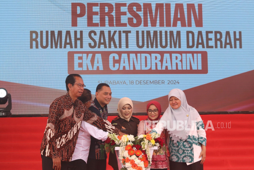 Pemerintah Kota (Pemkot) Surabaya resmi membuka operasional Rumah Sakit Umum Daerah (RSUD) Eka Candrarini di Jalan Medokan Asri Tengah Nomor 2, Kecamatan Rungkut, Surabaya, Rabu (18/12/2024). Rumah sakit ini difokuskan untuk memberikan pelayanan unggulan bagi kesehatan ibu dan anak.