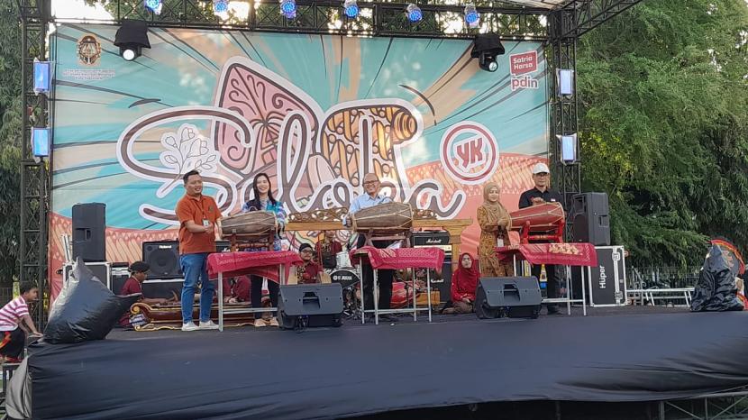 Pemerintah Kota (Pemkot) Yogyakarta melalui Dinas Perindustrian Koperasi Usaha Kecil dan Menengah (Diskop UKM) menggelar pameran Sentra IKM Lokal Kota Yogyakarta (SELOKA). Kegiatan ini berlangsung sejak 12-20 Juli 2024 di Lapangan Kenari, Kota Yogyakarta. 