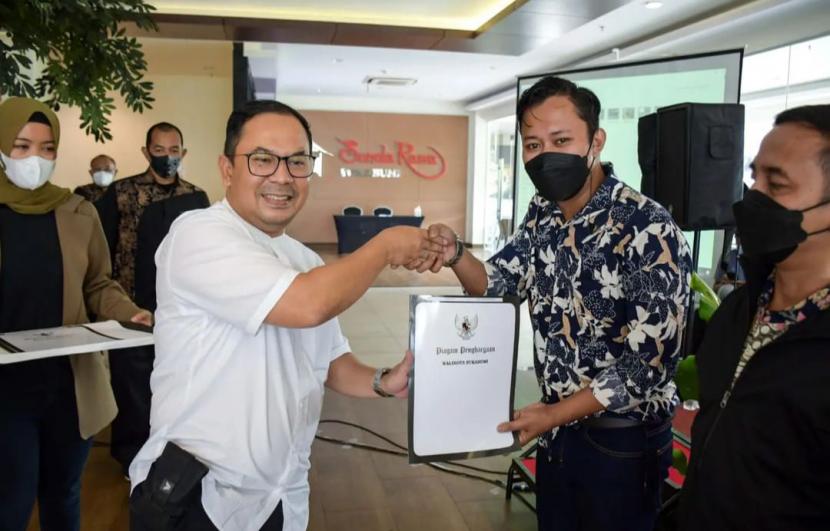 Pemerintah Kota Sukabumi memberikan penghargaan Anugerah Sapta Pesona Pada Hotel Melati dan Rumah Makan di Kota Sukabumi. Langkah tersebur dilakukan agar rumah makan dan hotel melati di Sukabumi dapat menarik kunjungan wisatawan karena menerapkan sapta pesona.