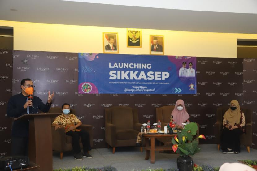 Pemerintah Kota Sukabumi mendorong naiknya indeks keluarga sehat. Caranya dengan meluncurkan Aplikasi SIKKASEP atau Sistem Informasi Kewaspadaan Keluarga Sehat Paripurna di Hotel Balcony Sukabumi, Jumat (11/6).