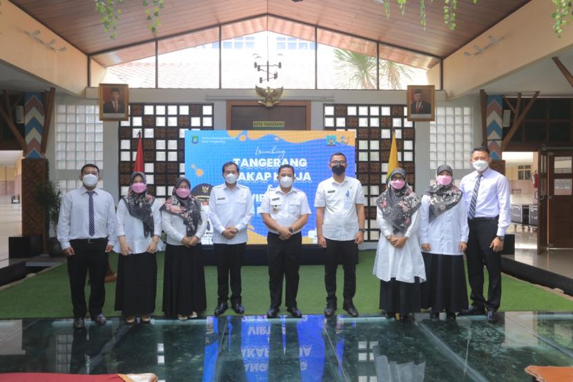 Pemerintah Kota Tangerang memperkuat jaringan bursa kerja dengan SMK se-Kota Tangerang dalam upaya memperluas lapangan pekerjaan. Salah satu upaya yang dilakukan dengan memfungsikan Forum Komunikasi Bursa Kerja Khusus (FK BKK) SMK se-Kota Tangerang yang dilantik pada hari ini, Rabu (23/2).