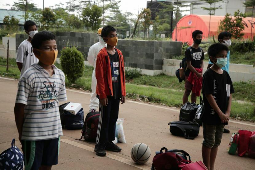 Pemerintah Kota Tangerang Selatan memulangkan 10 orang anak panti asuhan dan satu pengasuhnya di Rumah Lawan Covid-19, Serpong. 