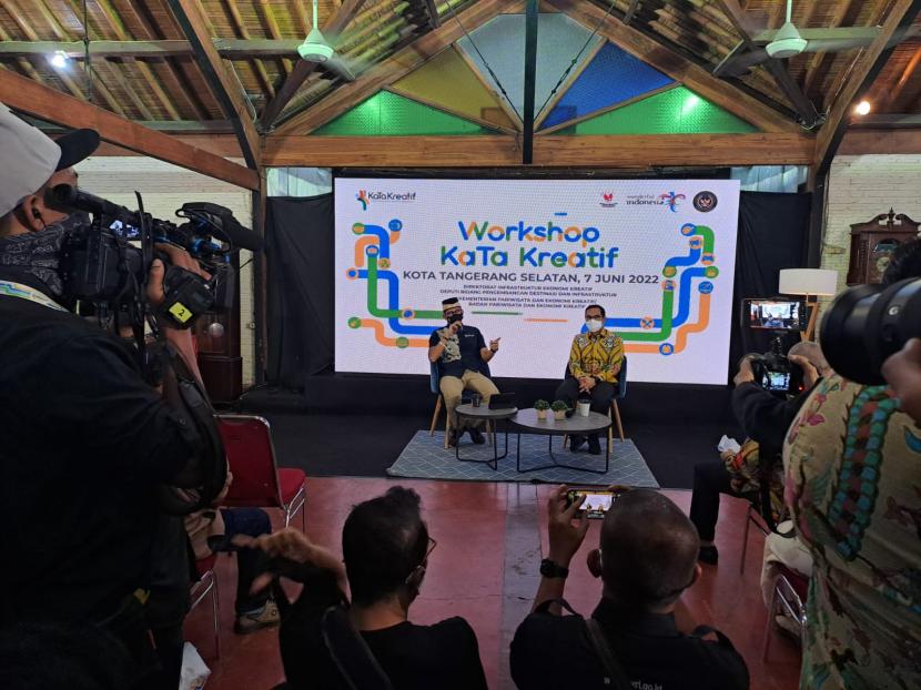 Menteri Pariwisata dan Ekonomi Kreatif (Menparekraf) Sandiaga Uno (kiri) dan Wakil Wali Kota Tangsel Pilar Saga Ichsan (kanan) dalam acara Workshop Pengembangan Kabupaten/Kota (KaTa) Kreatif Indonesia 2022 di Tangsel, Selasa (7/6/2022).