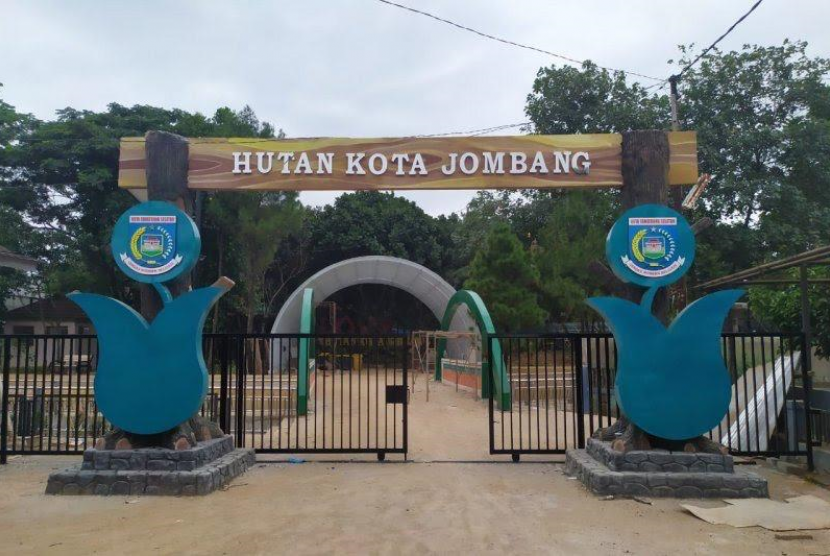Pemerintah Kota Tangerang Selatan (Tangsel) melalui Dinas Pekerjaan Umum (DPU), telah berhasil membuat destinasi Taman Hutan Kota Jombang, Tangsel, Ahad (26/1).