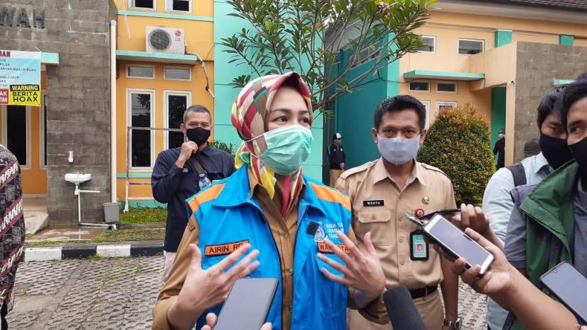 Pemerintah Kota Tangerang Selatan tengah mengkaji sanksi bagi para pelanggar Pembatasan Sosial Berskala Besar (PSBB), Selasa (21/4) 