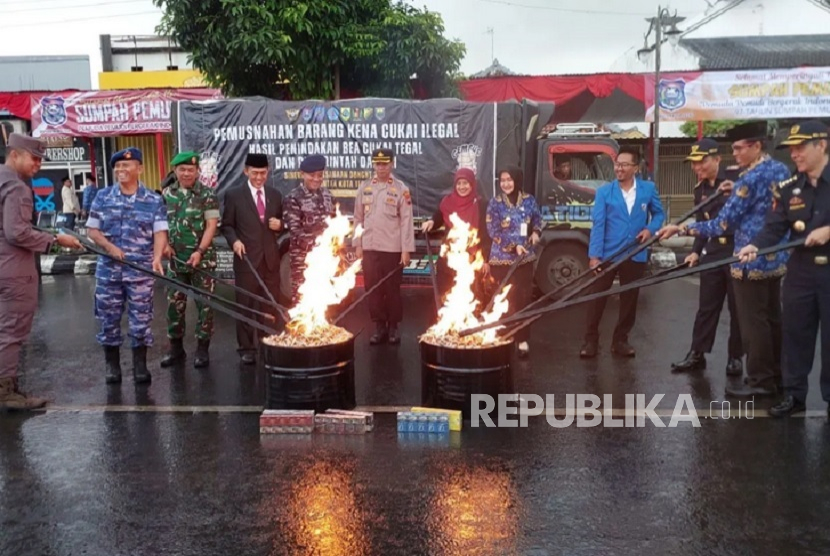 5 juta Batang Rokok Ilegal Senilai Rp7,7 M di Tegal Dimusnahkan dengan Cara Dibakar