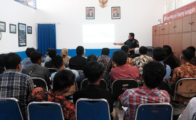 Pemerintah melalui Kementerian Keuangan terbitkan ketentuan baru terkait barang kiriman pekerja migran Indonesia melalui PMK Nomor 141 Tahun 2023. Memasyarakatkan ketentuan ini, Bea Cukai pun menggelar sosialisasi di dua wilayah, masing-masing di Sidoarjo dan Yogyakarta.
