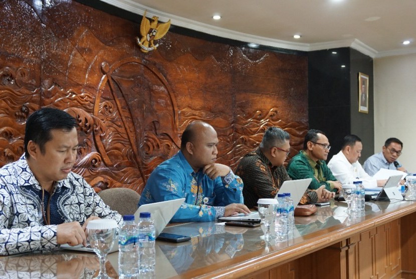 Pemerintah melalui Kementerian Perhubungan cq. Ditjen Perhubungan Laut akan menggandeng perusahaan layanan online PT. Gojek Indonesia (Gojek).