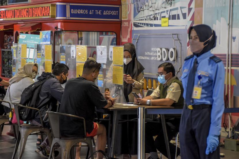 Pemerintah menghapus syarat negatif Covid-19 baik melalui tes PCR dan Antigen bagi pelaku perjalanan domestik baik jalur darat, laut, maupun udara.