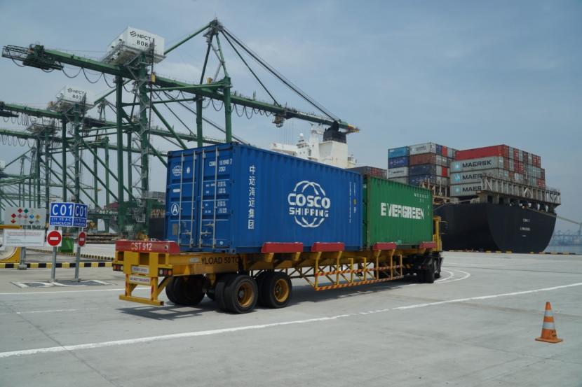 Pelabuhan Tanjung Perak. Badan Pusat Statistik (BPS) Jawa Timur mencatat terjadinya penurunan ekspor sebesar 11,17 persen pada Januari 2022 jika dibandingkan Desember 2021.