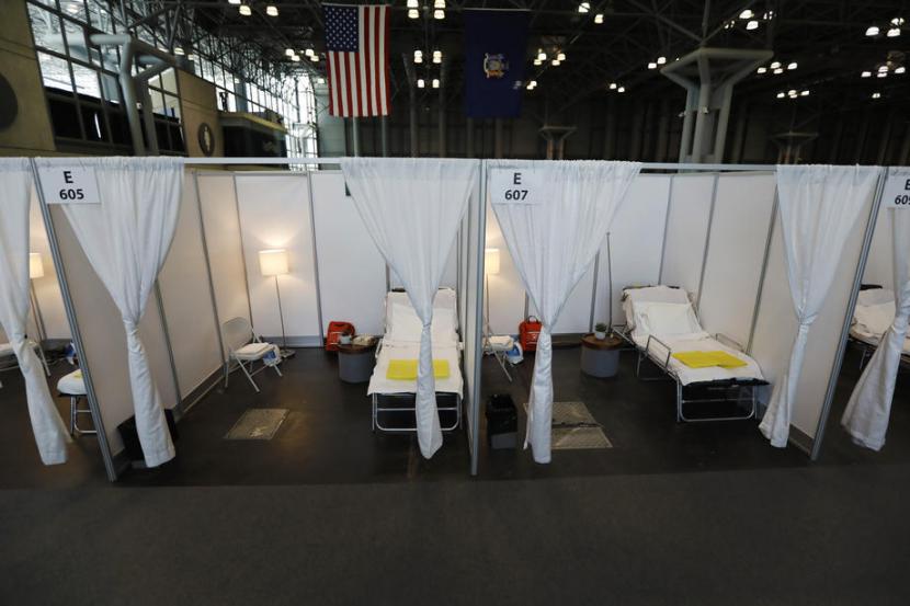 Pemerintah New York menyiapkan ruang perawatan Covid-19 di Jacob Javits Convention Center, New York, Amerika Serikat, Jumat (27/3). Kasus positif Covid-19 di Amerika terus naik.