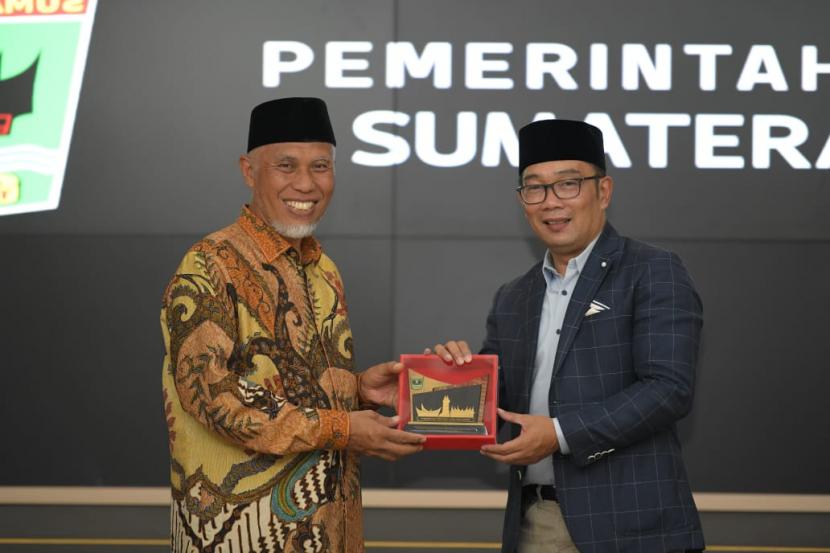 Pemerintah Povinsi Jawa Barat menjalin kerja sama dengan Pemerintah Provinsi Sumatera Barat di sektor pariwisata dan Usaha Mikro Kecil dan Menengah. 