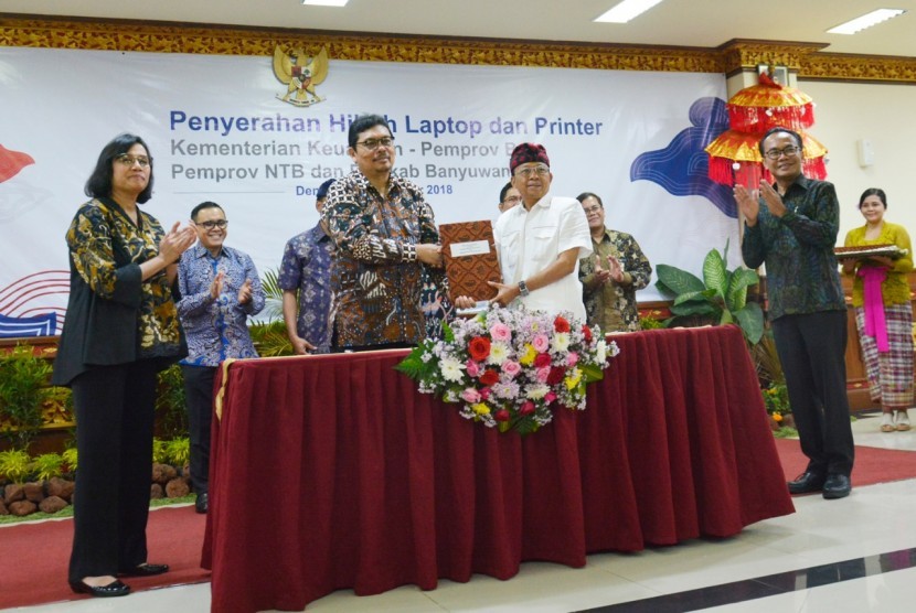 Pemerintah Provinsi Bali bersama dengan pemerintah Provinsi Nusa Tenggara Barat (NTB) dan pemerintah Kabupaten Banyuwangi mendapatkan hibah 500 unit laptop dan 300 unit printer bekas acara Pertemuan Tahunan Dana Moneter Internasional (IMF) dan Bank Dunia (World Bank) beberapa waktu lalu.