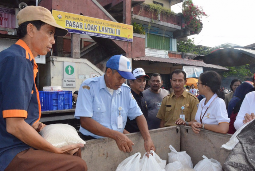 Pemerintah Provinsi Bali menggelar operasi pasar di Pasar Kreneng, Denpasar untuk memastikan kebutuhan pokok menjelang Natal dan Tahun Baru. 