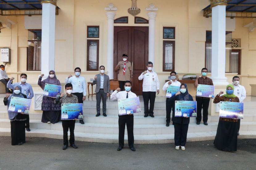 Pemerintah Provinsi Banten melalui Dinas Pendidikan dan Kebudayaan, salurkan insentif bagi guru dan tenaga kependidikan swasta. Secara simbolik, penyerahan insentif  guru dan tenaga kependidikan swasta dilakukan oleh Gubernur kepada delapan (8) orang penerima yang mewakili delapan (8) Kabupaten/Kota yang ada di Provinsi Banten. 