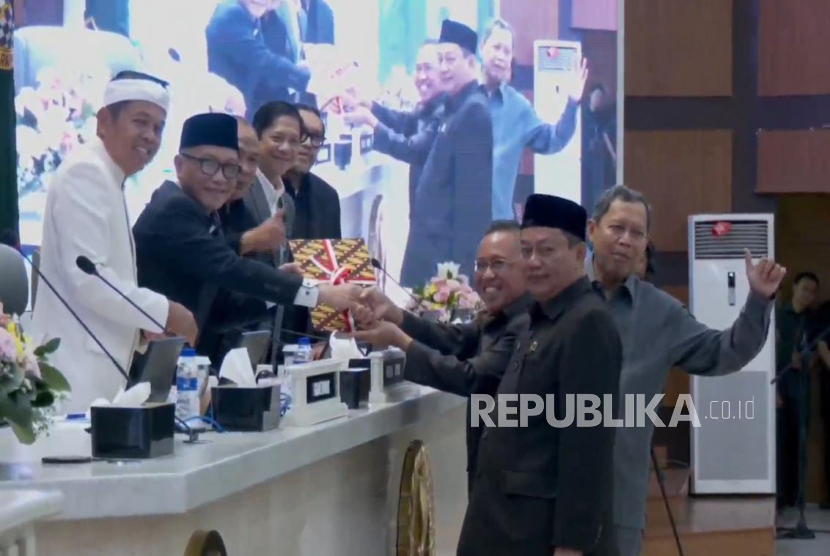 Pemerintah Provinsi Jawa Barat bersama DPRD Jabar resmi mengesahkan Rancangan Peraturan Daerah (Raperda) Rencana Pembangunan Jangka Menengah Daerah (RPJMD) 2025–2029 dalam rapat paripurna yang digelar di Gedung DPRD Jabar, Sabtu (19/7/2025).