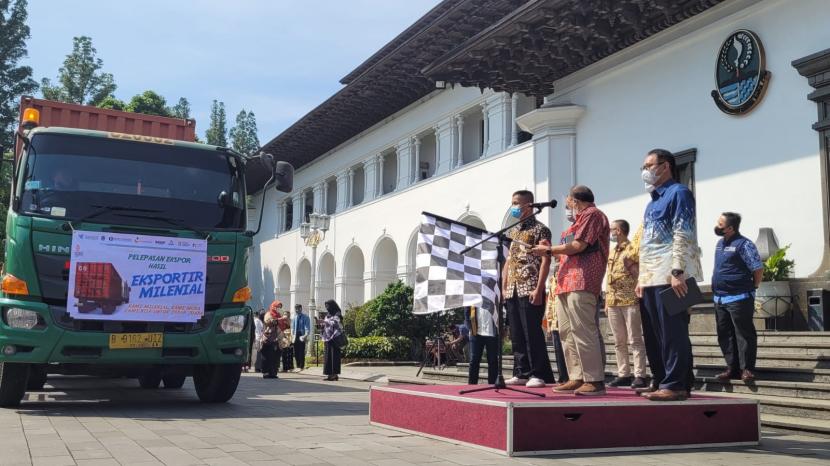 Pemerintah Provinsi Jawa Barat melalui Dinas Perindustrian dan Perdagangan (Disperindag) Jawa Barat aktif menggenjot pertumbuhan jumlah eksportir milenial yang masuk dalam kategori industri kecil menengah (IKM).
