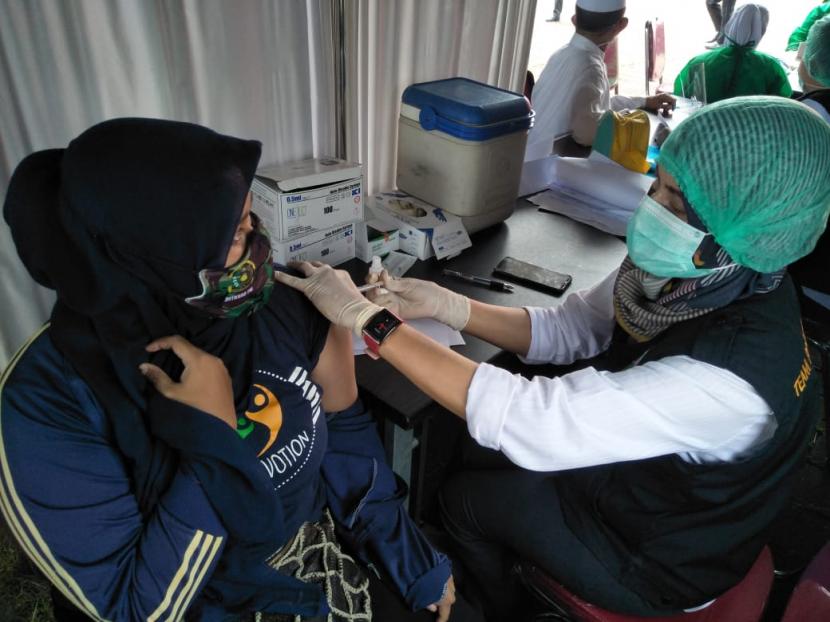 Pemerintah Provinsi Jawa Barat menggenjot vaksinasi di setiap kabupaten/kota terutama yang padat penduduk. Menurut Kepala Badan Penanggulangan Bencana Daerah (BPBD) Jawa Barat, Dani Ramdan, sedikitnya 56 ribu dosis vaksin diberikan bagi warga di setiap kabupaten/kota dalam dua hari terakhir ini
