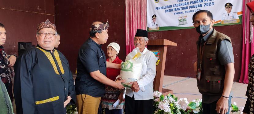 Pemerintah Provinsi Jawa Barat mulai menyalurkan bantuan pangan bagi 4.427.706 keluarga penerima manfaat (KPM).