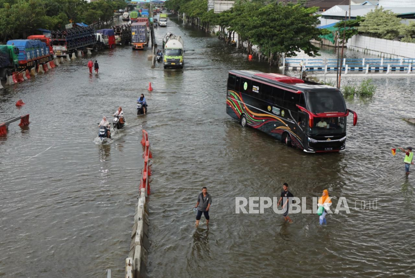 Pemerintah Provinsi Jawa Tengah  melakukan penanganan banjir di berbagai lokasi.