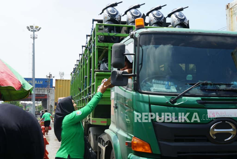 Pemprov Jateng Salurkan Bantuan Makan untuk Pengemudi Truk Terjebak Banjir