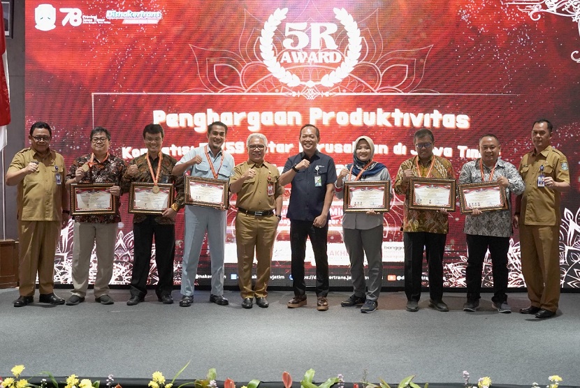 Pemerintah Provinsi Jawa Timur memberikan penghargaan kepada SIG pada ajang 5R Antar Perusahaan di Jatim 2023, yang diselenggarakan oleh Dinas Tenaga Kerja dan Transmigrasi (Disnakertrans).