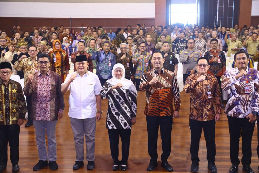 Pemerintah provinsi Jawa Timur menjadi salah satu contoh yang mengalami kemajuan pesat dalam transformasi pengadaan digital barang dan  jasa lingkungan pemerintahan. Hal ini ditopang dengan penerbitan Peraturan Gubernur Nomor 76 tahun 2020 dan Nomor 61 Tahun 2021.