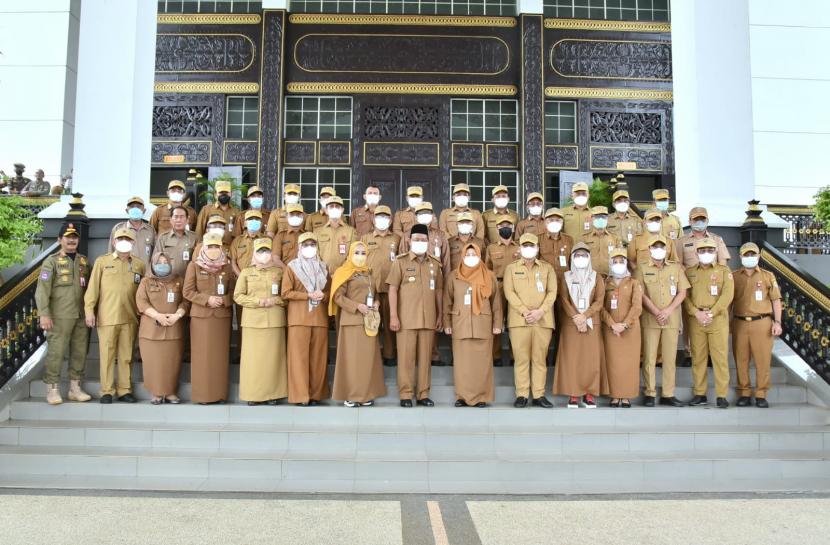 Pemerintah Provinsi Kalimantan Selatan (Kalsel) menggelar apel gabungan pascalibur Idul Fitri 1443 Hijriah di halaman Kantor Setdaprov Kalsel, Banjarbaru, Senin (9/5/2022) pagi. 