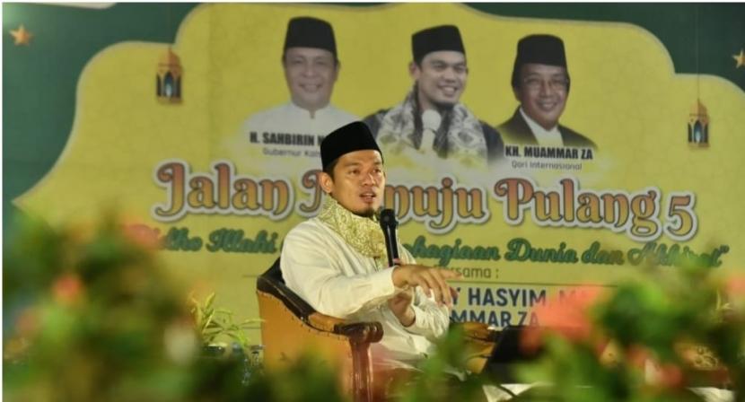 Pemerintah Provinsi Kalimantan Selatan kembali menggelar shalawatan dan tausiah dengan menghadirkan Dr H Arrazy Hasyim atau akrab disapa Buya Arrazy dan Qori Internasional KH Muammar ZA.