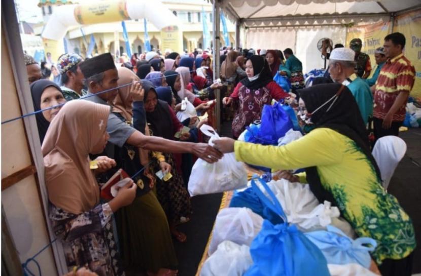 Pemerintah Provinsi Kalimantan Selatan melalui Dinas Koperasi dan UKM menyelenggarakan Pasar Rakyat untuk UMKM dalam rangka pengendalian inflasi di 13 kabupaten/kota dan sudah terlaksana di 11 titik. 