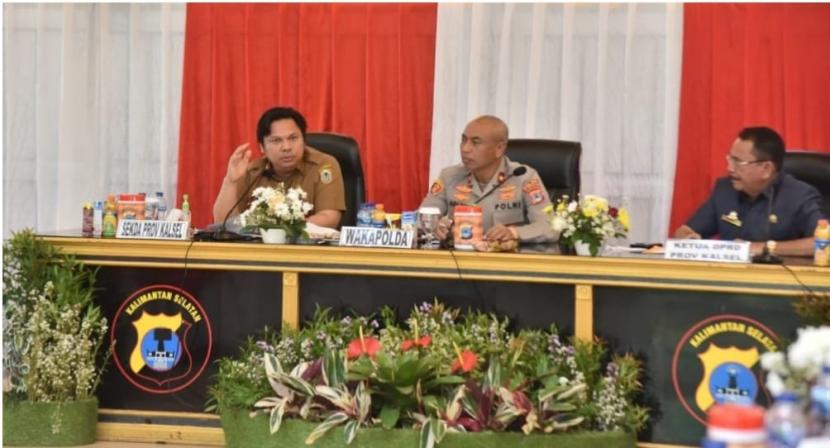Pemerintah Provinsi Kalimantan Selatan menghibahkan dana sebanyak Rp 5,5 miliar untuk pembangunan sarana prasarana penunjang Mako Polda Kalsel di Banjarbaru tahun 2022.