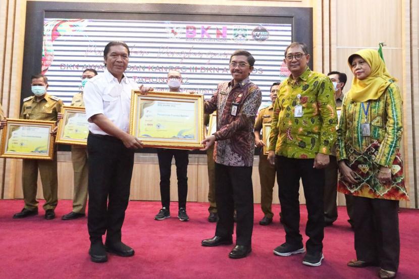  Pemerintah Provinsi (Pemprov) Banten menerima lima penghargaan pada empat kategori dari Badan Kepegawaian Nasional (BKN). Penghargaan diserahkan langsung oleh Kepala Kantor Regional III BKN Bandung Tauchid Djatmiko, di Pendopo Gubernur Banten, KP3B, Kota Serang, Senin (29/8/2022). 