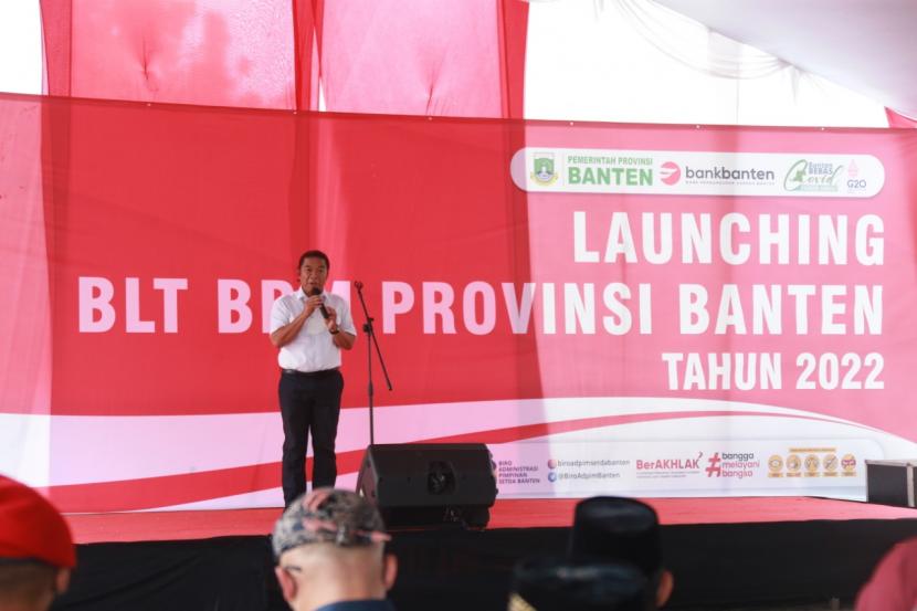 Pemerintah Provinsi (Pemprov) Banten menyalurkan Bantuan Langsung Tunai (BLT) Kenaikan Bahan Bakar Minyak (BBM), di halaman Samsat UPTD Cikande, Jalan Raya Jakarta, Ciruas, Kabupaten Serang, Jumat (9/9/2022).