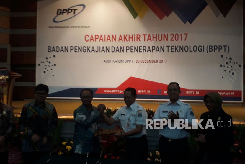 Pemerintah Provinsi (Pemprov) DKI Jakarta menandatangani nota kesepahaman dengan Badan Pengkajian dan Penerapan Teknologi (BPPT) terkait pengelolaan sampah dengan membangun Pembangkit Listrik Tenaga Sampah (PLTSa) di Bantargebang, Kota Bekasi, Rabu (20/12).