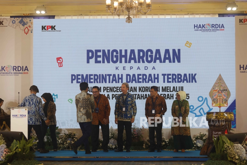 Pemerintah Provinsi (Pemprov) DKI Jakarta meraih peringkat pertama Pemerintah Daerah Terbaik dalam Pencegahan Korupsi melalui Tata Kelola Pemerintahan Daerah 2025 dari KPK.